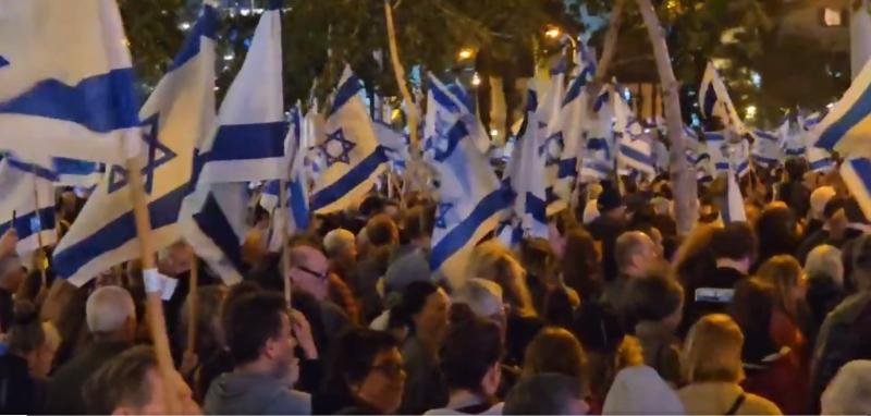 تظاهرات لعائلات الأسرى الإسرائيليين قرب مقر إقامة نتنياهو فى القدس.. فيديو
