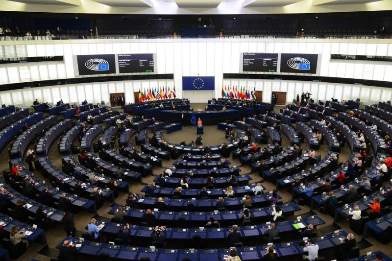 أعضاء البرلمان الأوروبي يدعون إلى فرض حظر كامل على واردات الطاقة الروسية
