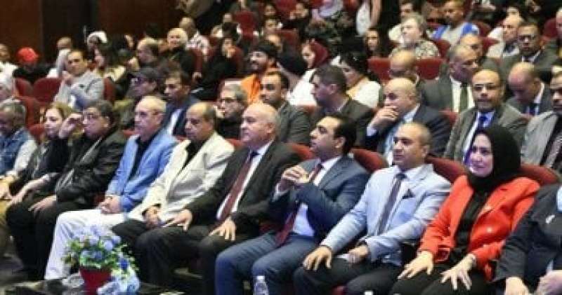 محافظ قنا يشهد عروض مسرح الجنوب احتفالا بالعيد القومى للمحافظة