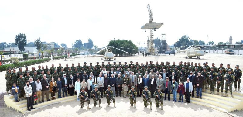 القوات المسلحة تنظم زيارة للمظلات والصاعقة لعدد من القادة السابقين وأسرهم (صور)