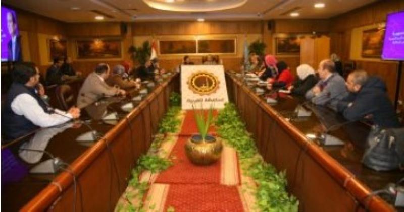 محافظ الغربية يناقش خطة مبادرة الألف يوم الذهبية لتنمية الأسرة المصرية