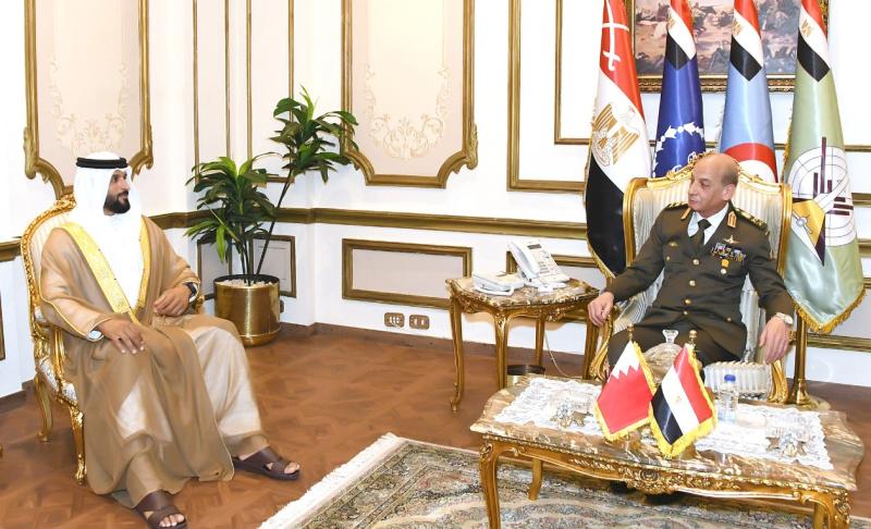 وزير الدفاع يلتقي مستشار الأمن الوطني قائد الحرس الملكي أمين عام مجلس الدفاع الأعلى بالبحرين (صور)