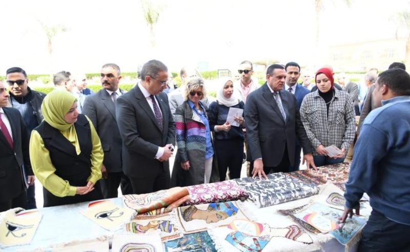 وزير التنمية المحلية ومحافظ الفيوم يتفقدان معرض ”أيادي مصر” للحرف اليدوية والتراثية