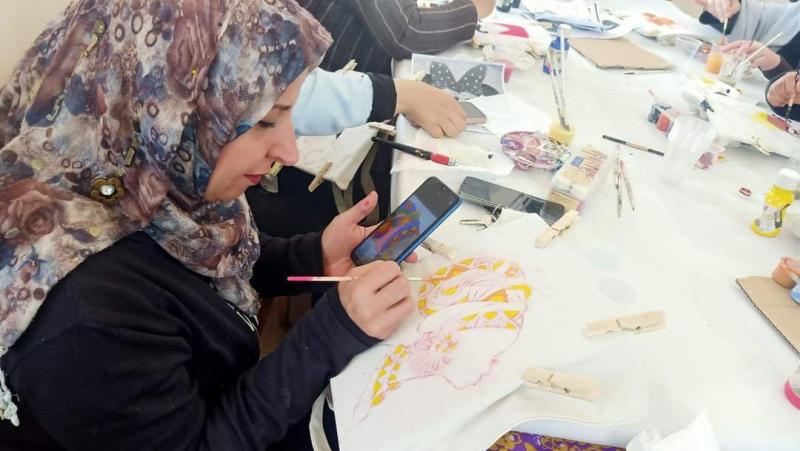 شباب الشرقية :تنفيذ ورشة عمل لتعليم فن الرسم على القماش