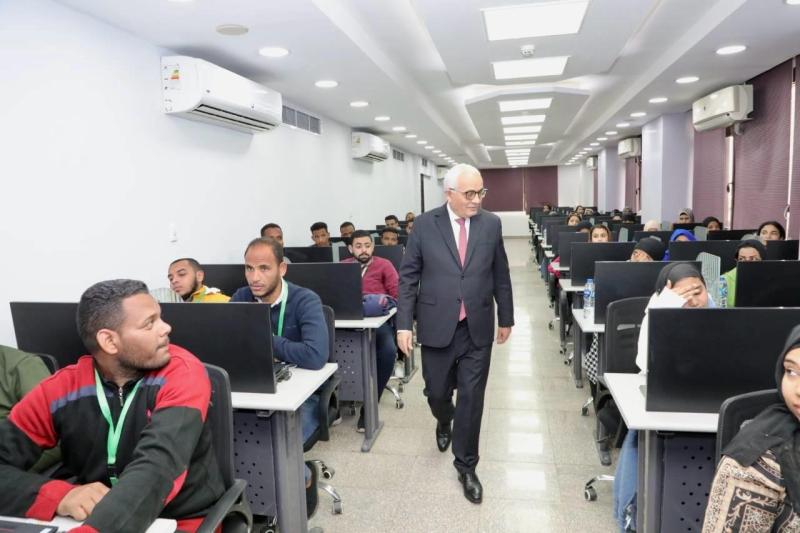 وزير التربية والتعليم يتفقد امتحانات المتقدمين لمسابقة شغل أكثر من ١١ ألف وظيفة معلم مساعد