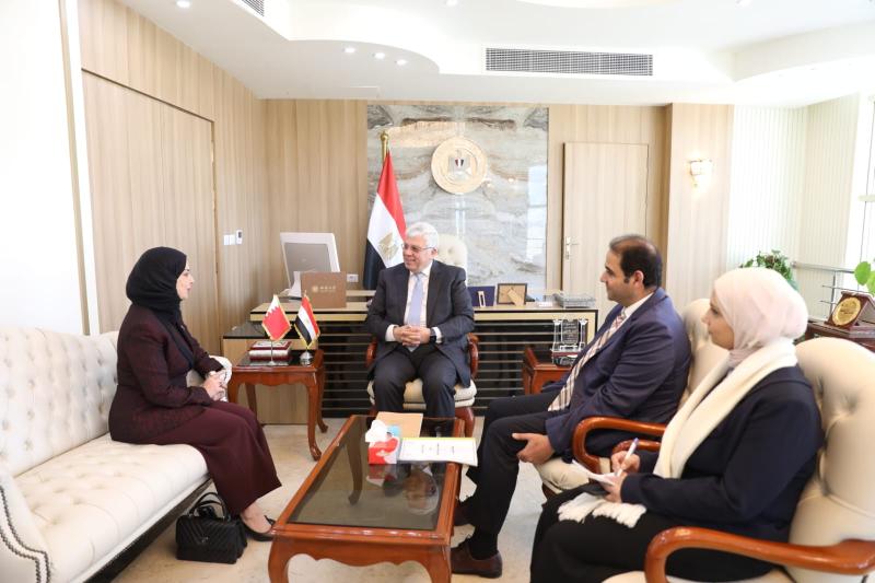 وزير التعليم العالي يبحث مع سفيرة البحرين سبل التعاون المشترك في مجالات التعليم العالي والبحث العلمي