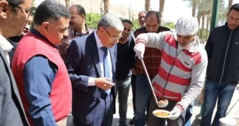محافظ المنيا يتفقد مشروع ”قدرة الفول المدمس” لتوزيعها مجانا على الأكثر احتياجا