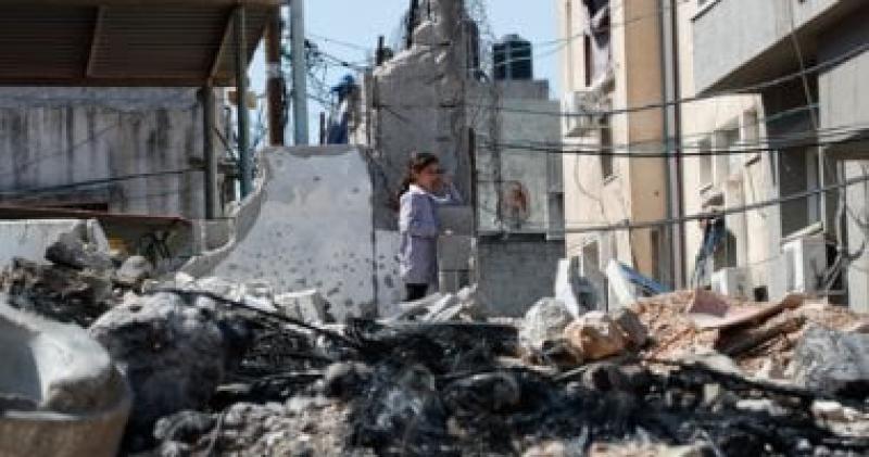 طيران الاحتلال يقصف بكثافة المناطق الشمالية بمخيم النصيرات في قطاع غزة