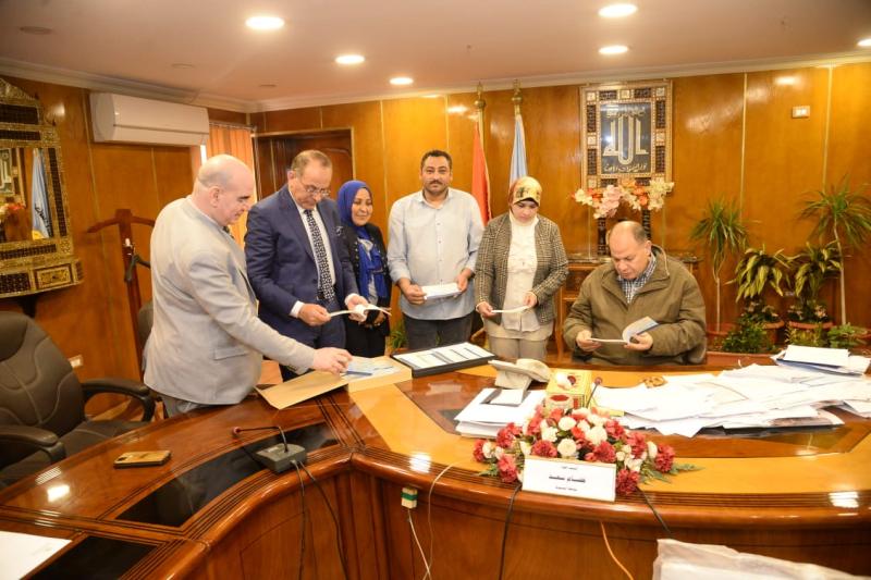 تنفيذًا لتوجيهات الرئيس  محافظ أسيوط يلتقي مسئولي البنك الزراعي المصري لدعم الأسر
