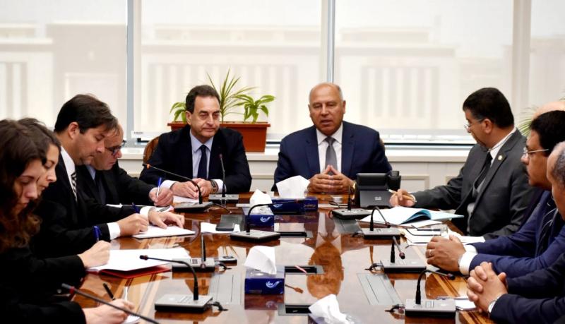 وزير النقل يستقبل السفير الفرنسي بمصر لبحث أوجه التعاون بينهما