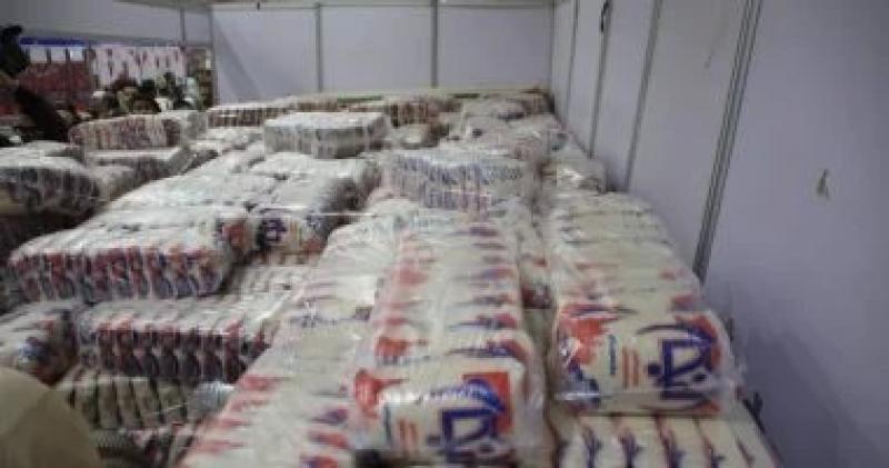 الحكومة تُعلن خطة طارئة لمعالجة نقص السكر بالأسواق