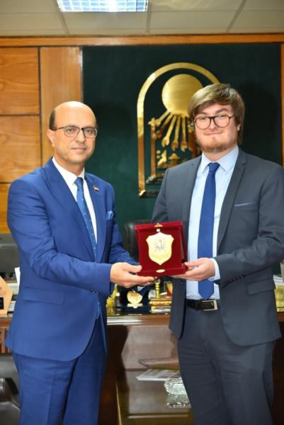 رئيس جامعة أسيوط يستقبل وفداً من السفارة الفرنسية بالقاهرة لتعزيز سبل التعاون الأكاديمي والعلمي