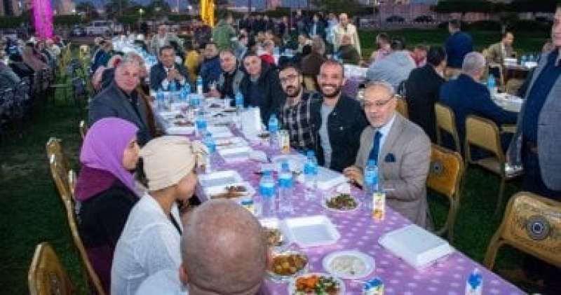 رئيس جامعة طنطا ينظم حفل إفطار جماعى للعمال المؤقتين وأسرهم