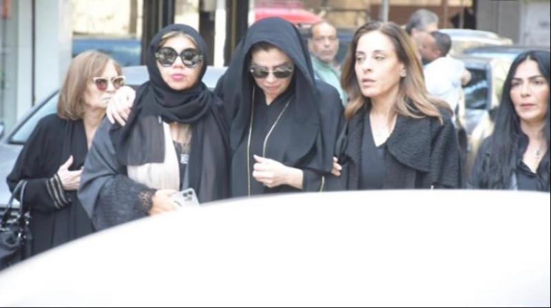 انهيار رانيا فريد شوقي لحظة وداع والدتها سهير ترك (صور)