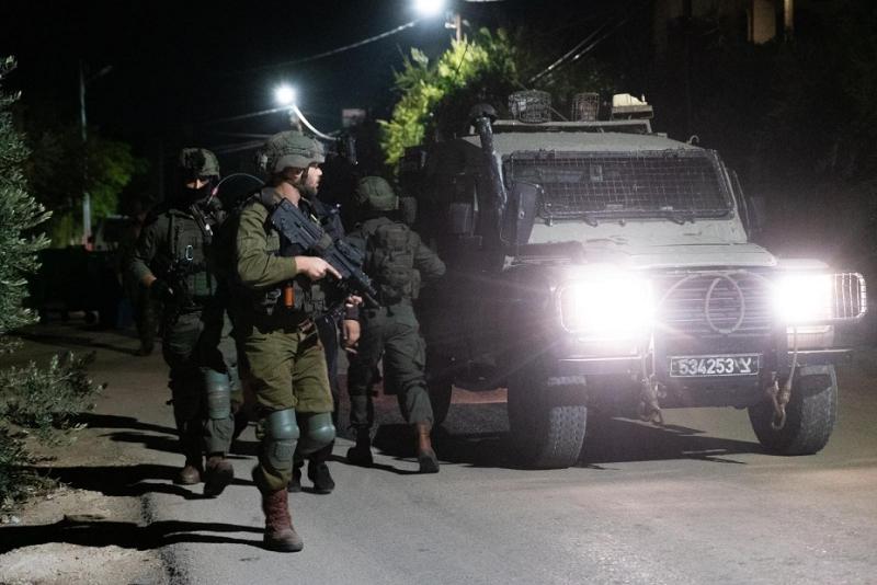 الاحتلال الإسرائيلي يعتقل 15 فلسطينيًا بينهم أفراد من عائلة الشهيد بركات مُنفذ عملية غرب رام الله
