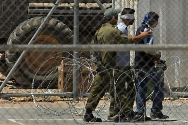 القاهرة الإخبارية: انتهاكات ومعاملة سيئة للفلسطينيين في سجون الاحتلال