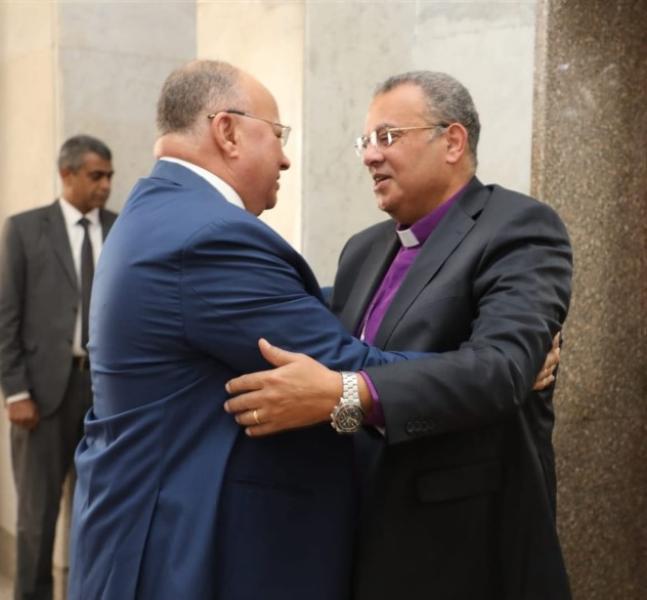 محافظ القاهرة يستقبل رئيس الطائفة الانجلية والوفد المرافق له للتهنئة بعيد الفطر المبارك (صور)