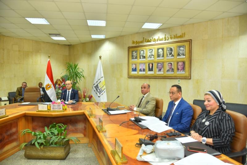 مجلس جامعة أسيوط  يعقد اجتماعه الدوري برئاسة الدكتور  المنشاوي مارس 2024