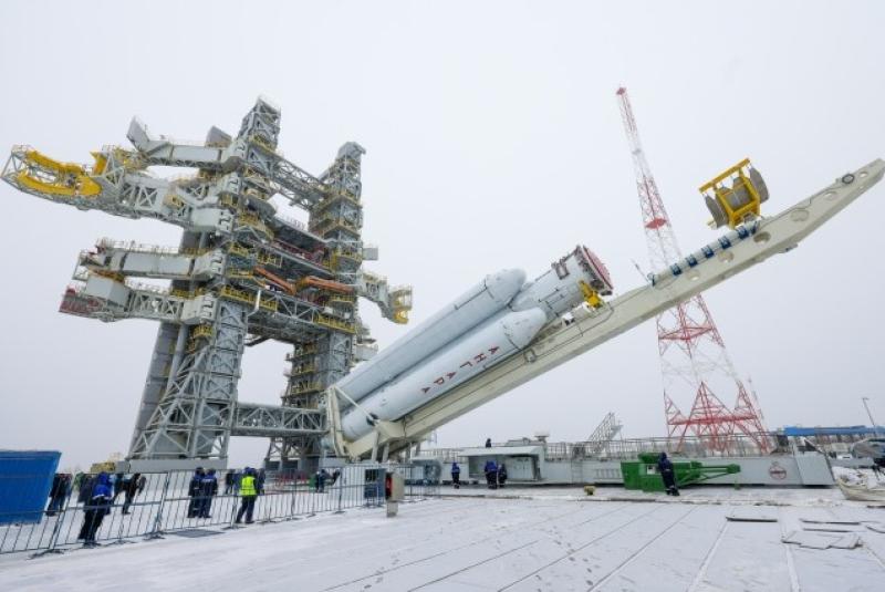 روسيا.. نصب صاروخ Angara الثقيل في مطار فوستوتشني استعدادا لإطلاقه