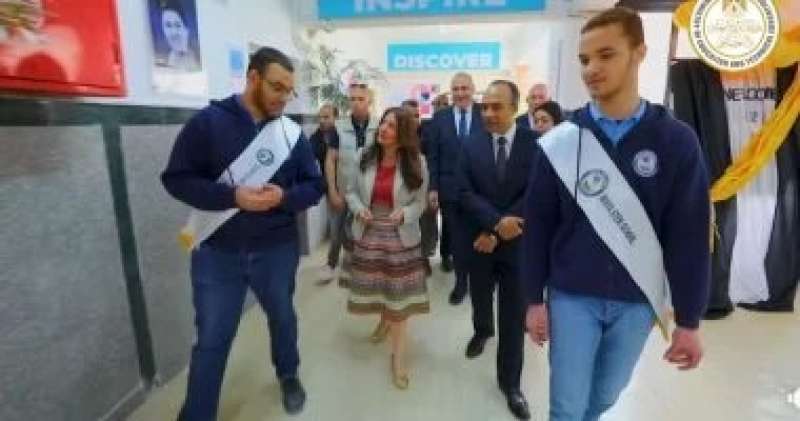 سفيرة أمريكا بمصر تزور مدرسة المتفوقين بالمنيا وتستعرض مشروعات الطلبة.. فيديو
