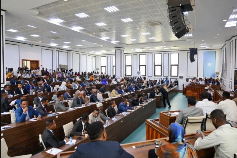 البرلمان الصومالي يصادق بالأغلبية على استكمال الدستور