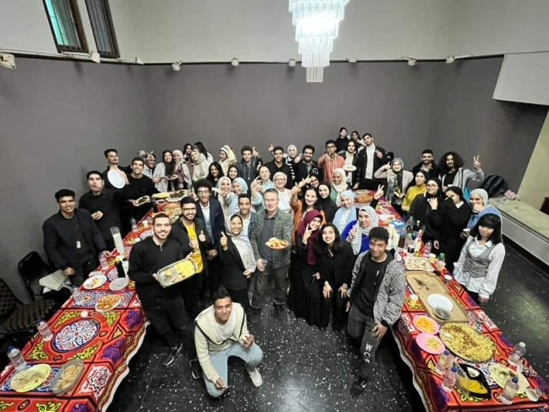 في إفطار الروسي طلاب يستعرضون طقوس رمضان في روسيا
