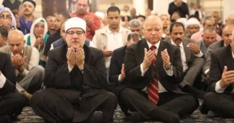 محافظ القاهرة يشهد صلاة الجمعة الأخيرة من رمضان نائبًا عن الرئيس السيسى