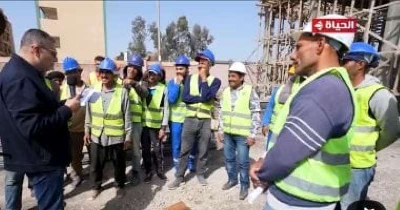 عمرو الليثي يزور محطة الصرف الصحي بقرية شرشابة ويهدي العاملين جوائز مالية