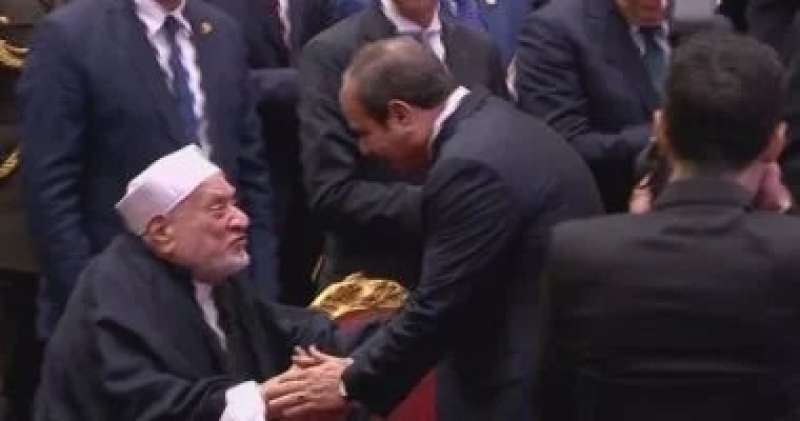الرئيس السيسى يصافح الدكتور أحمد عمر هاشم خلال احتفالية ليلة القدر