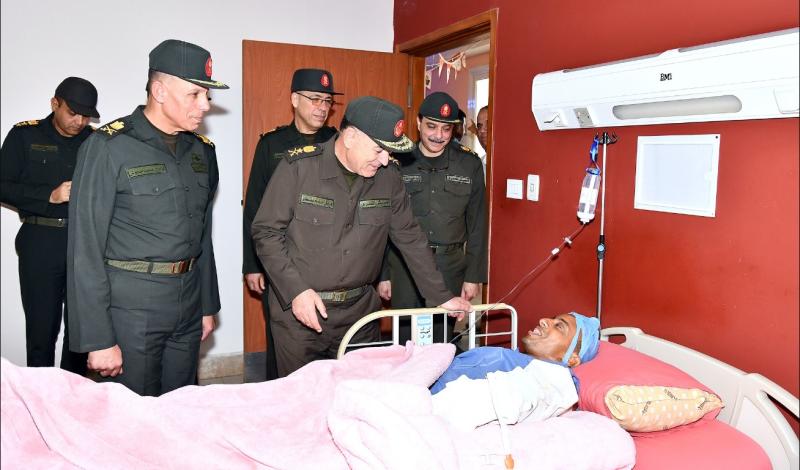 رئيس أركان حرب القوات المسلحة يزور عدد من المصابين بمستشفى القوات المسلحة بالحلمية للعظام والتكميل