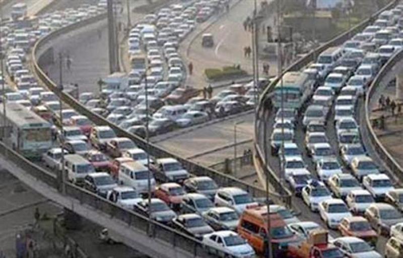 كثافات مرتفعة للسيارات على طرق القاهرة والجيزة