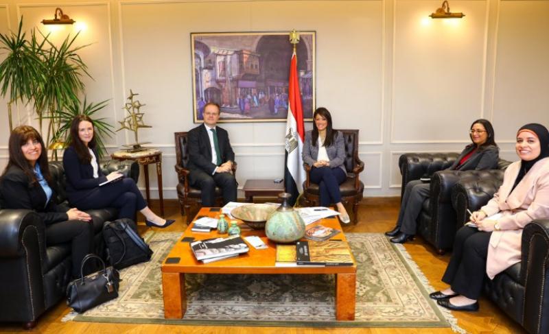 الدكتورة رانيا المشاط تناقش مع السفير البريطاني تنفيذ برنامج تمويل سياسات التنمية