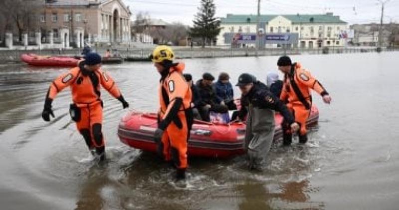 عمليات الإجلاء تستمر بالمناطق المتضررة من الفيضانات فى روسيا