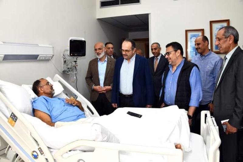 رئيس المقاولون العرب يزور المرضى بالمركز الطبى للمقاولون العرب