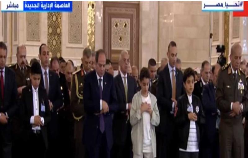 الرئيس السيسي يتوسط أبناء الشهداء خلال أداء صلاة عيد الفطر المبارك