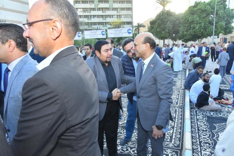 رئيس جامعة أسيوط يؤدي  صلاة عيد الفطر مع المحافظ وقيادات المحافظة بساحة أرض الملاعب