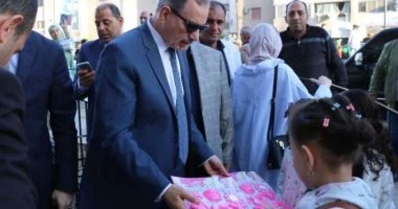 محافظ كفر الشيخ يشارك الأطفال الأيتام فرحة العيد ويقدم لهم الهدايا