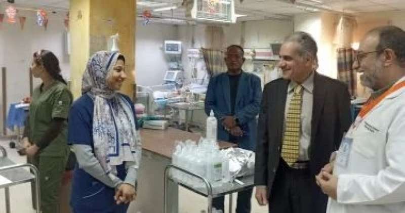 نائب رئيس جامعة أسوان يتفقد العمل بالمستشفى الجامعى خلال العيد
