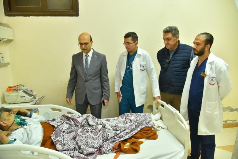 رئيس جامعة أسيوط يشارك المرضى والأطباء والعاملين بالمستشفيات الجامعية فرحة عيد الفطر المبارك