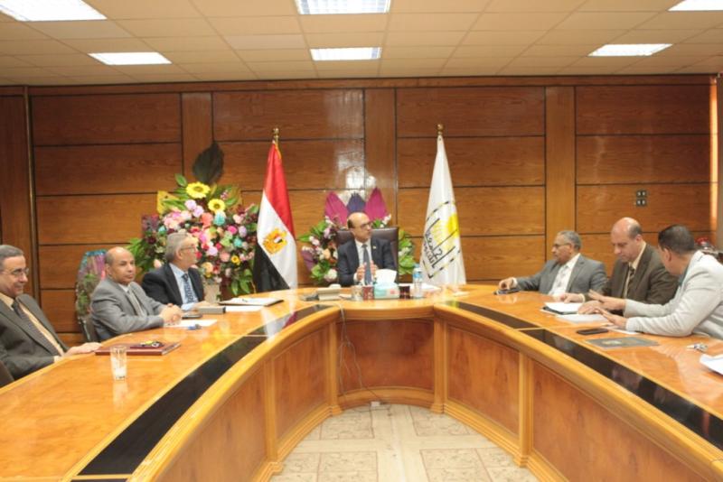 رئيس جامعة أسيوط يرأس اجتماع لجنة التعبئة العامة والإنتاج الحربي بالجامعة