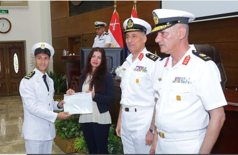 الأكاديمية العسكرية المصرية تنظم فعاليات تسليم شهادات إنهاء إختبارات اللغة الفرنسية لـ ”ضباط - طلبة ”القوات البحرية (صور)
