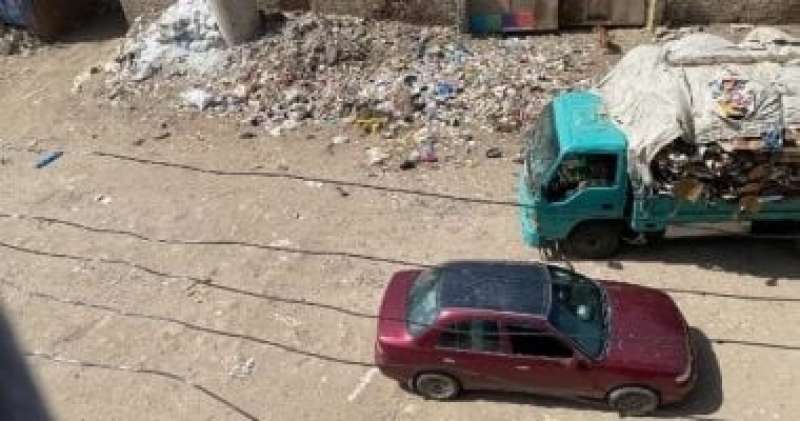 محافظة الجيزة ترفع مخلفات القمامة من شارع عادل إمام بالطالبية استجابة للمواطنين