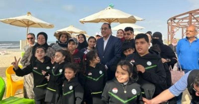 رئيس الوزراء يلتقط الصور التذكارية مع ذوى الهمم على شاطئ ”قادرون” بدمياط