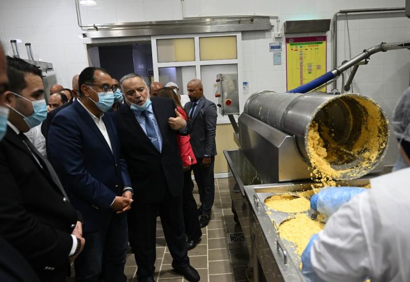 رئيس الوزراء يتفقد مصنع شركة ”عبد المنعم قتيلو وأبنائه” لمنتجات الألبان والأغذية