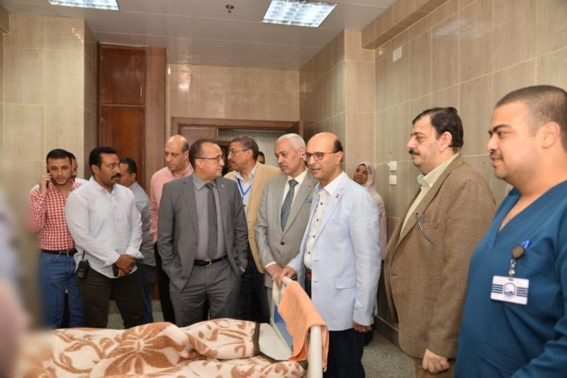 رئيس جامعة اسيوط يزور مرضى ومصابي قطاع غزة بالمستشفيات الجامعية ويتابع حالتهم الصحية