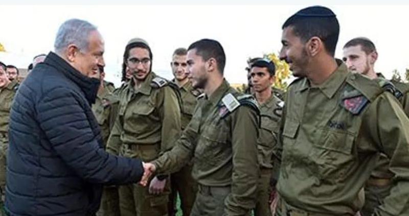 نتنياهو في لقطة سابقة مع جنود من كتيبة نيتساح يهو