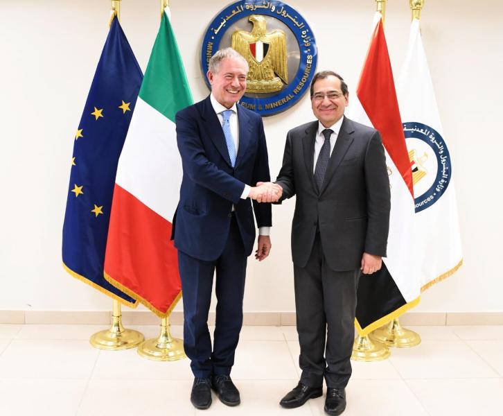 وزير البترول يلتقى وزير الشركات الإيطالي لبحث خطة التعاون الثنائي