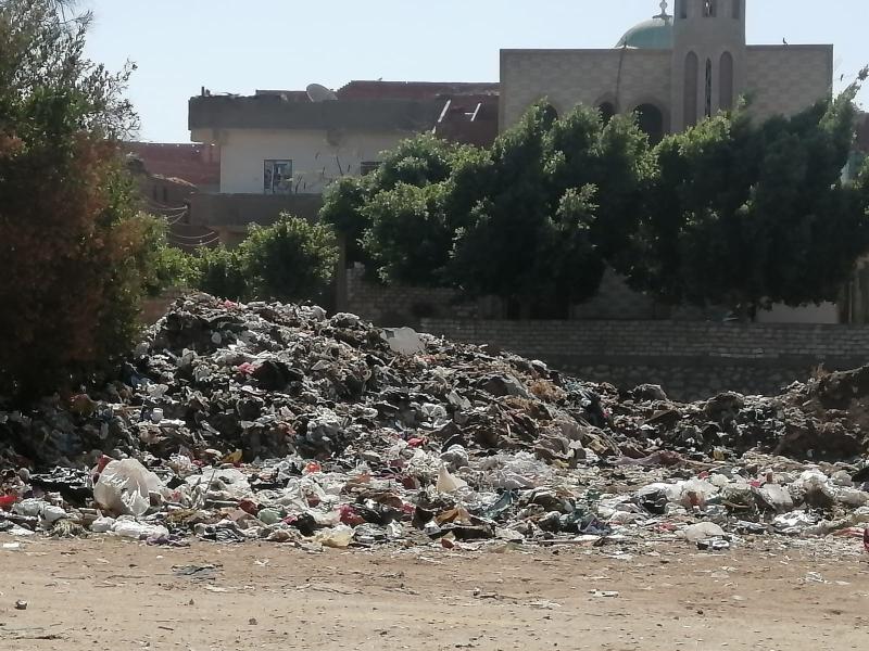 تلال القمامة بشوارع وطرق الفشن جنوب بنى سويف تناطح الاهرامات  والمسؤولين خارج نطاق الخدمة