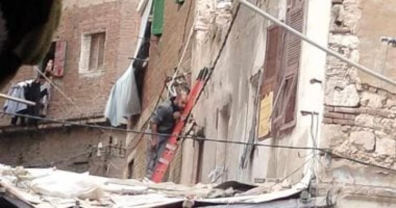 إصابة شخص وانهيار سقف بسبب انفجار اسطوانة بوتاجاز فى عقار قديم بالإسكندرية