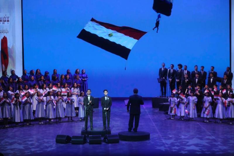 علم مصر يجمل المسرح الكبير فى احتفالية الاوبرا بعيد تحرير سيناء